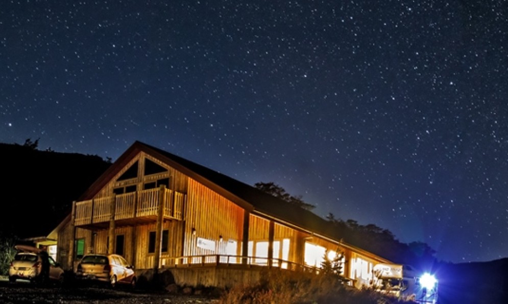 Ruapehu Lodge under the stars at night